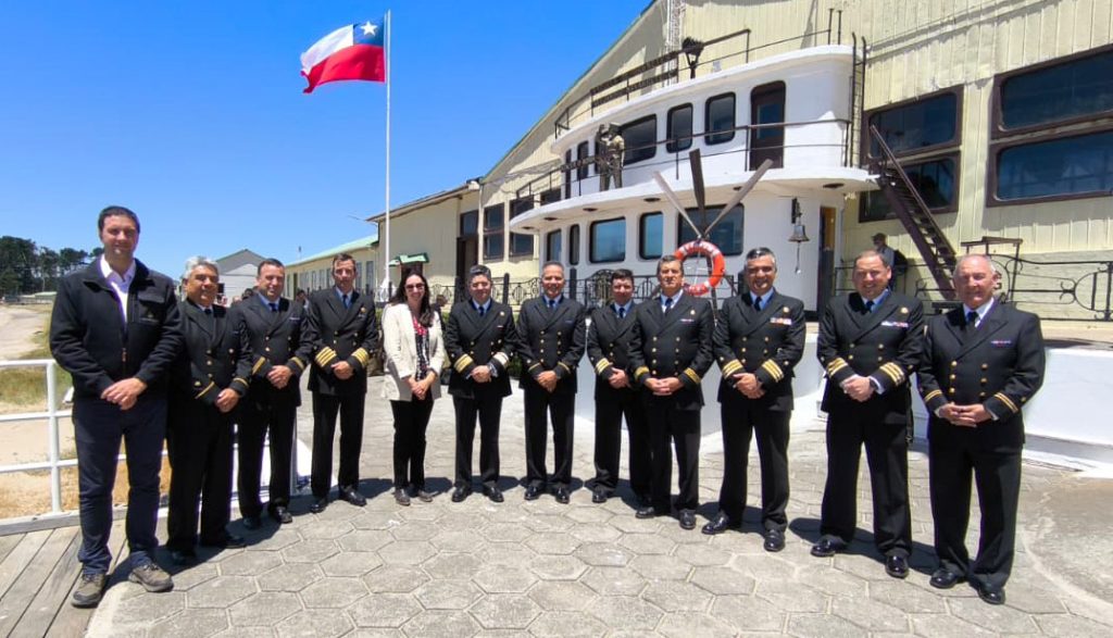 Equipo Verdesur junto a altos mandos de la armada de chile, quienes empujaron el proyecto de reciclaje en la escuela de grumetes