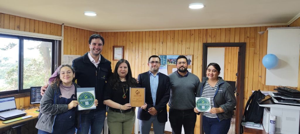 Sello verdesur entregado al equipo de medioambiente de la empresa Suralis